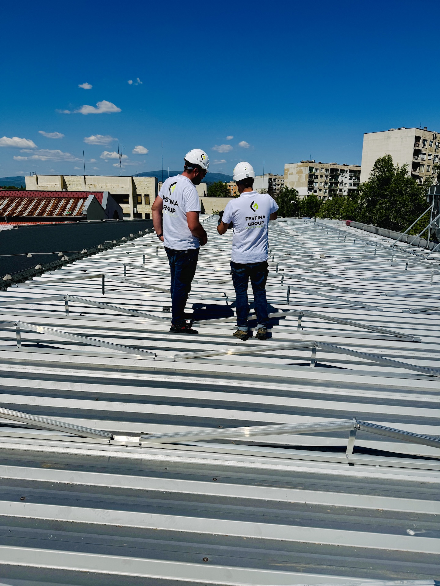Екипът на Festina Solar при проверка на фотоволтаичен обект