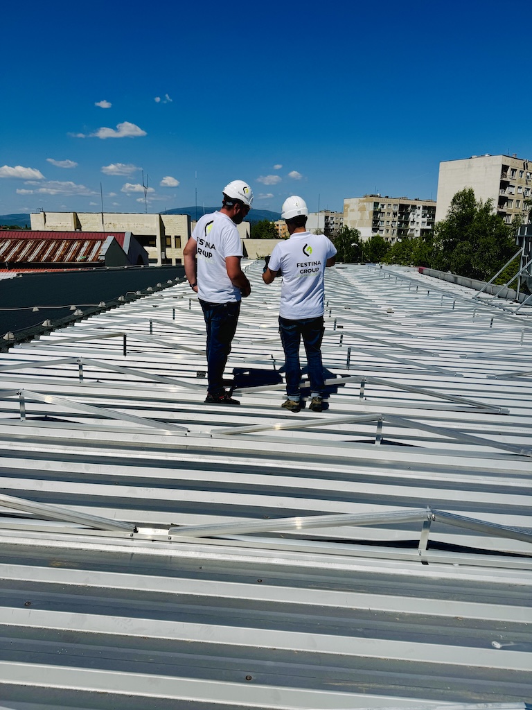 Инженерите на Festina Solar на покрива на фотоволтаичен обект
